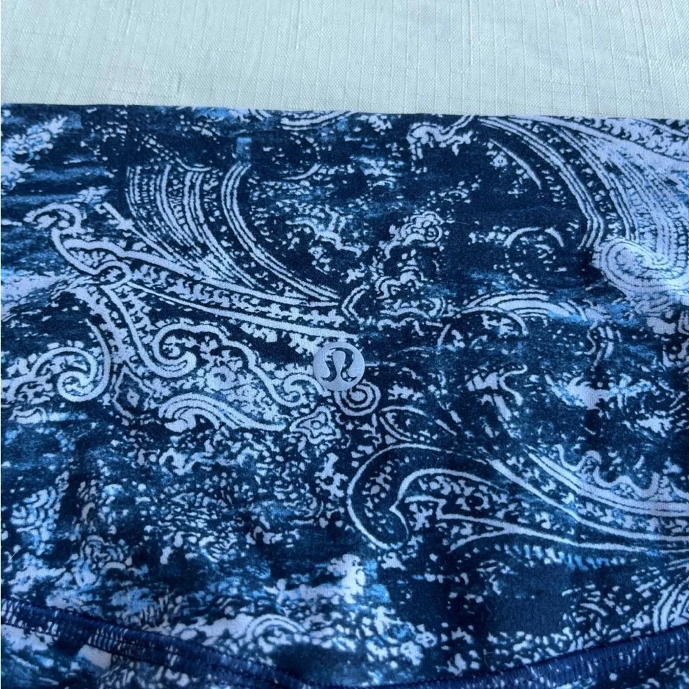 NWT Lululemon size 4 align blue paisley leggings